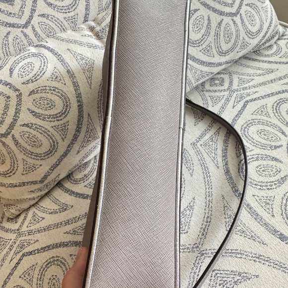 Michael Kors Crossbody Bag in Light Grey Saffiano Leather – Good Condition - Picture 8 of 11